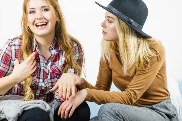 Twee Modieuze Vrouwelijke Vrienden Hebben Plezier Tijd Samen Tonen Hun — Stockfoto