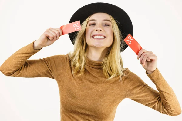 Mujer Sombrero Mostrando Etiqueta Con Venta Compras Signo Porcentaje Disfrutando — Foto de Stock