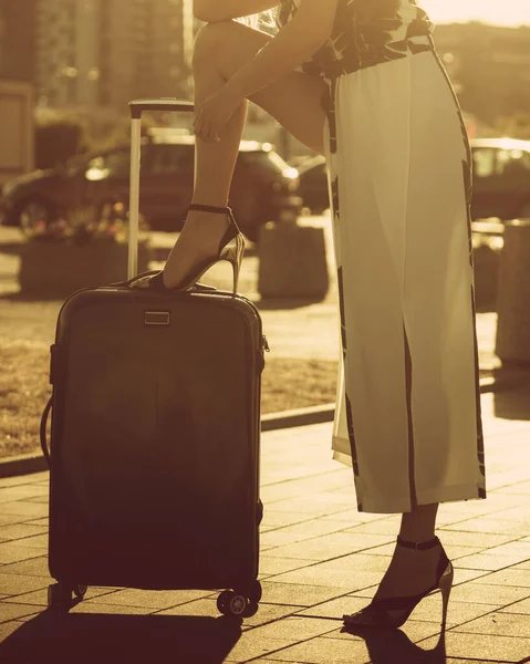 Mulher Moda Chegando Nova Cidade Vestindo Vestido Longo Salto Alto — Fotografia de Stock