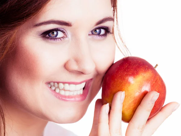 Frau Hält Rote Apfelfrüchte Der Hand Lächelt Isoliert Auf Weiß — Stockfoto