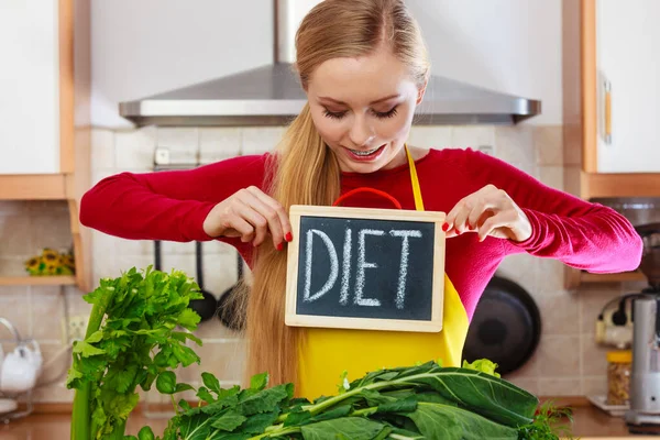 Dieta Detoksykacja Koncepcja Odchudzania Szczęśliwa Kobieta Trzyma Deskę Znakiem Detox — Zdjęcie stockowe