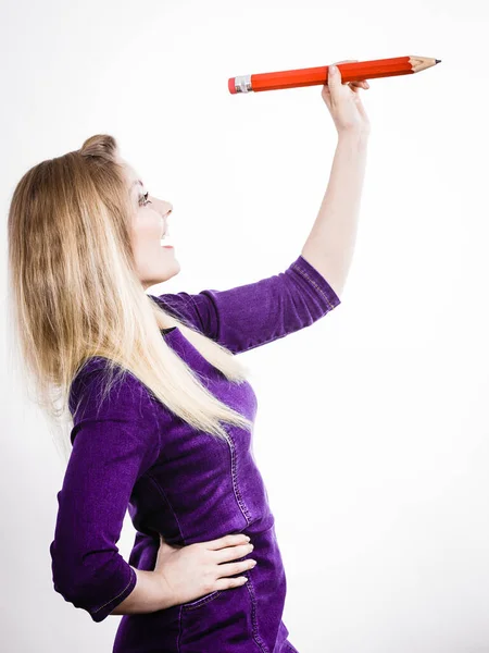 Pozitivní Usmívající Žena Blondýny Studentka Nebo Učitelka Drží Velké Červené — Stock fotografie