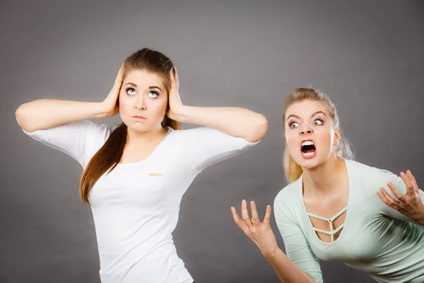 Duas Mulheres Discutindo Brigam Ficando Zangadas Uma Com Outra Feminino — Fotografia de Stock