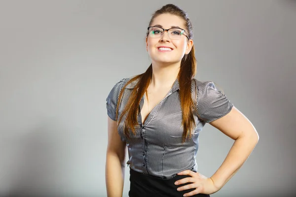 Retrato Cerca Una Mujer Negocios Feliz Con Anteojos Camisa Gris — Foto de Stock