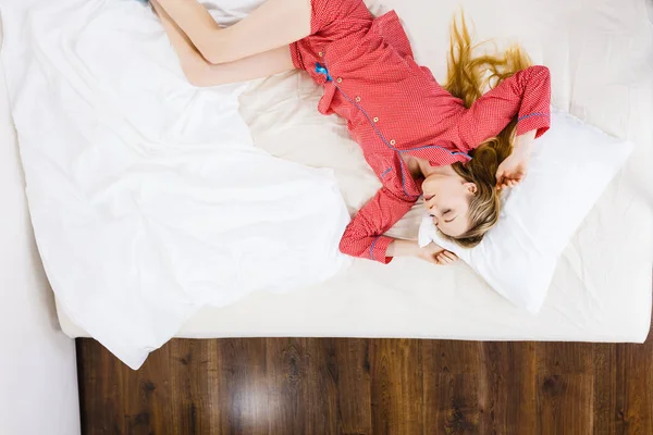 十代の寝姿のファッションの概念 可愛いピンクのパジャマを着た若い女性が寝そべっている トップ表示 — ストック写真