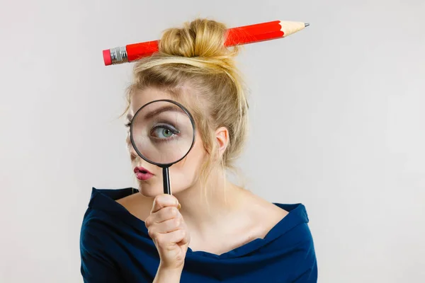 Blond Vrouw Houden Vergrootglas Onderzoeken Iets Zoek Naar Een Oplossing — Stockfoto