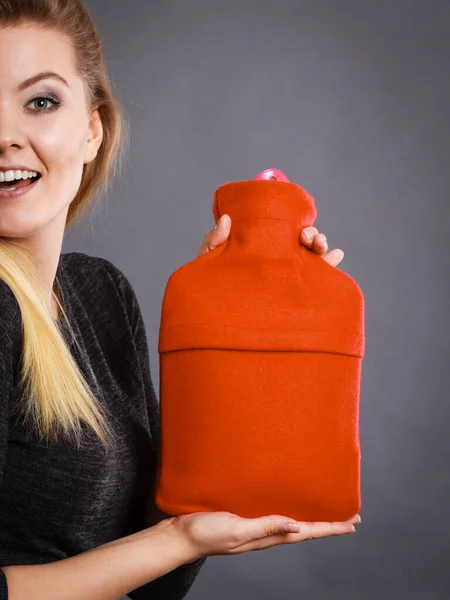 一个积极的微笑的女人推荐用红色软羊毛盖住暖水瓶 涂上灰色 止疼药 康复概念 — 图库照片