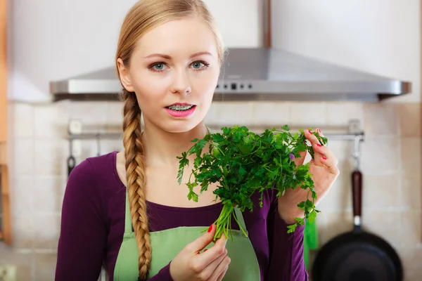 Žena Kuchyni Drží Zelené Čerstvé Aromatické Petrželové Listy Mladá Hospodyně — Stock fotografie