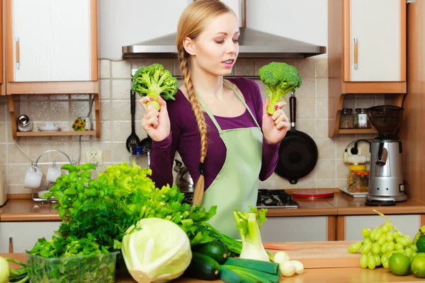 Donna Cucina Con Molte Verdure Foglia Verde Prodotti Freschi Sul — Foto Stock