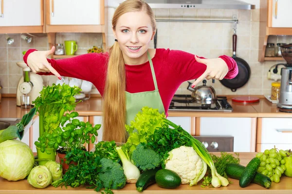 Mladá Žena Kuchyni Mnoho Zelené Zeleniny Chystá Vařit Něco Zdravého — Stock fotografie
