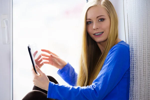 Technology Internet Digital Online Learning Concept Smiling Long Hair Teen — Stock Photo, Image