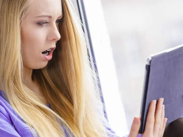 Menina Adolescente Cabelo Longo Peitoril Janela Assistindo Computador Tablet Lendo — Fotografia de Stock