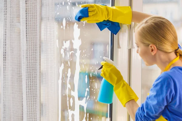 Mujer Joven Guantes Amarillos Limpiando Cristal Ventana Casa Con Trapo —  Fotos de Stock