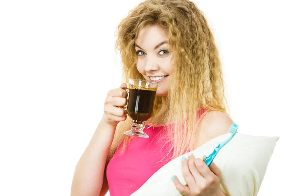 Szczęśliwa Kobieta Trzyma Szczoteczkę Zębów Kawę Będzie Myć Zęby Gorącym — Zdjęcie stockowe