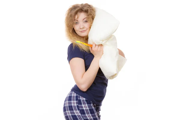 Mulher Feliz Sonolenta Com Cabelo Loiro Emaranhado Abraçando Travesseiro Branco — Fotografia de Stock