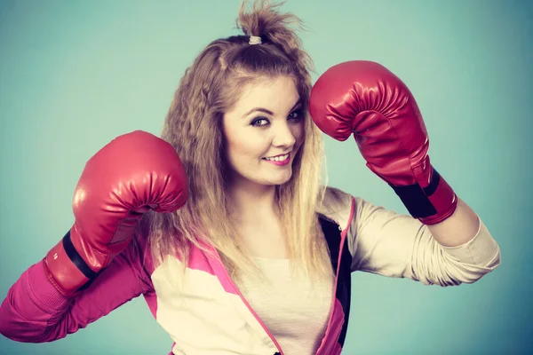 Grappig Blond Meisje Vrouwelijke Bokser Groot Plezier Rood Handschoenen Spelen — Stockfoto