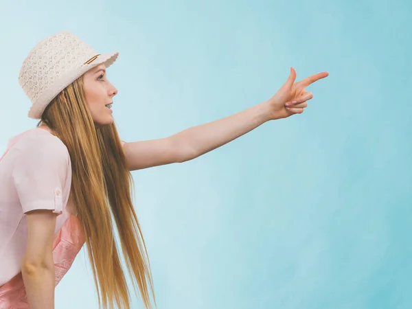 Feliz Joven Adolescente Alegre Listo Para Verano Con Traje Rosa — Foto de Stock