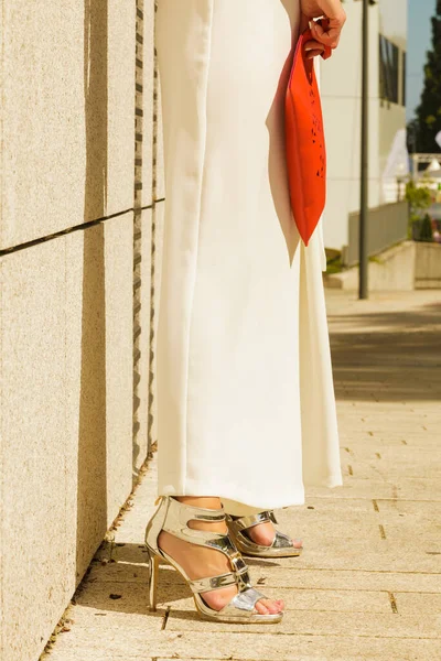 Неузнаваемая Женщина Модном Наряде Закройте Серебряные Каблуки Белые Брюки Маленький — стоковое фото