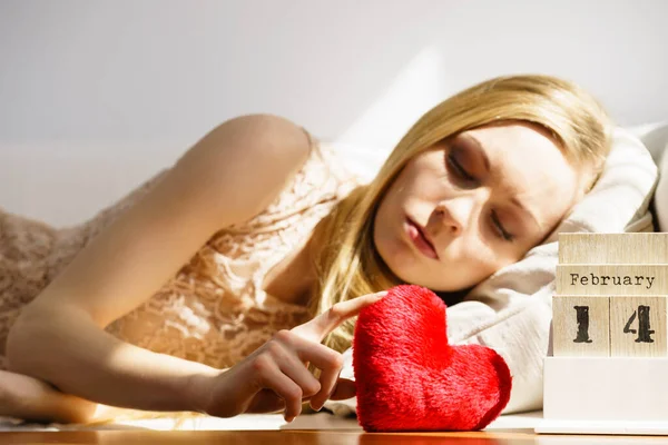 Сумна Самотня Жінка Лежить Ліжку Дивлячись Календар День Святого Валентина — стокове фото