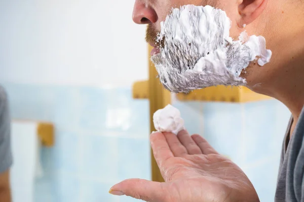 Hombre Aplicando Crema Espuma Afeitar Cara Pie Baño Mirando Espejo — Foto de Stock