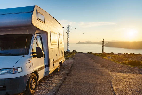 Caravana Vehículo Campista Acampando Costa Atardecer Parque Natural Cabo Gata — Foto de Stock