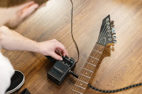 Man Met Muziekinstrument Het Opzetten Van Gitaar Audio Stomp Box — Stockfoto