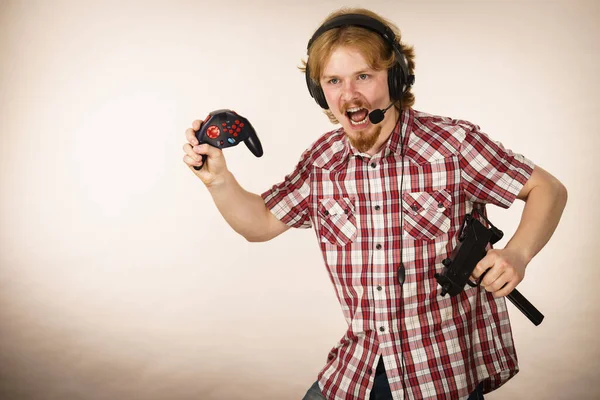 Nerd Geek Mladý Dospělý Muž Hraje Video Konzoli Pistolí Sluchátkách — Stock fotografie