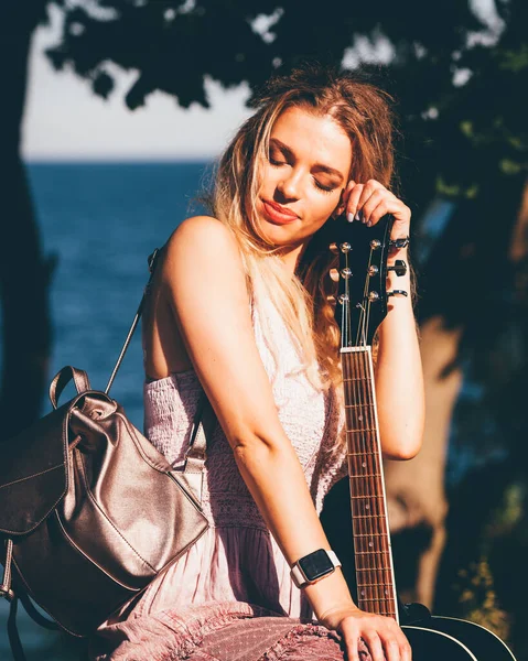 Mulher Loira Com Guitarra Acústica Feminino Tocando Música Beira Mar — Fotografia de Stock