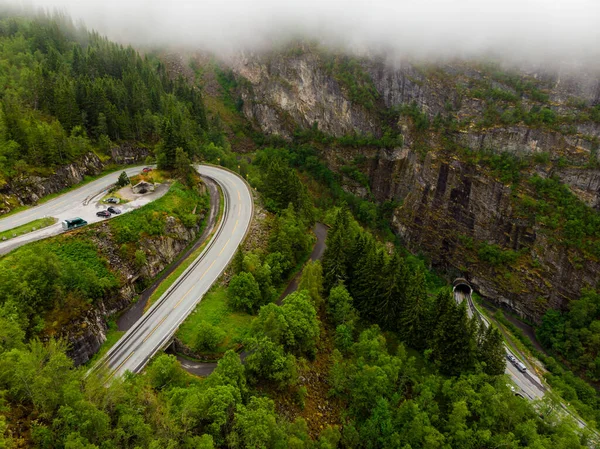 공중에서 여름의 산들에 새로운 도로인 노르웨이의 계곡이 있습니다 관광객하 — 스톡 사진