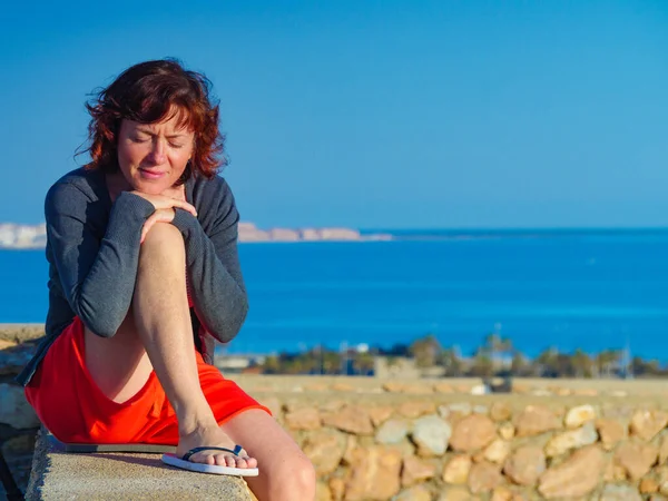Dojrzała Kobieta Hiszpańskim Wybrzeżu Ciesząca Się Świeżym Powietrzem Słońcem Relaks — Zdjęcie stockowe