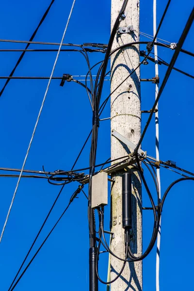 Elektrik Iletim Pilonu Elektrik Hatları Mavi Gökyüzüne Karşı Yüksek Voltaj — Stok fotoğraf