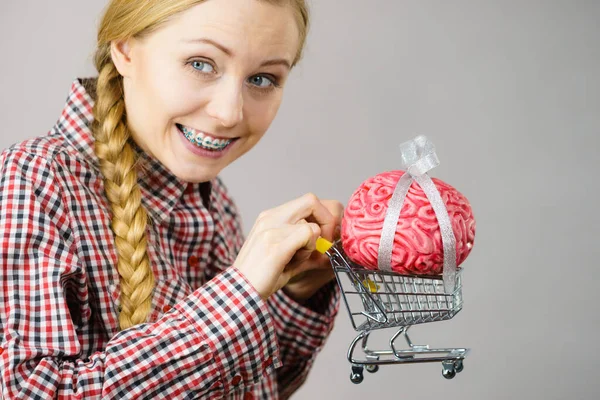 Mujer Feliz Sosteniendo Carro Compra Con Cerebro Dentro Concepto Compra — Foto de Stock