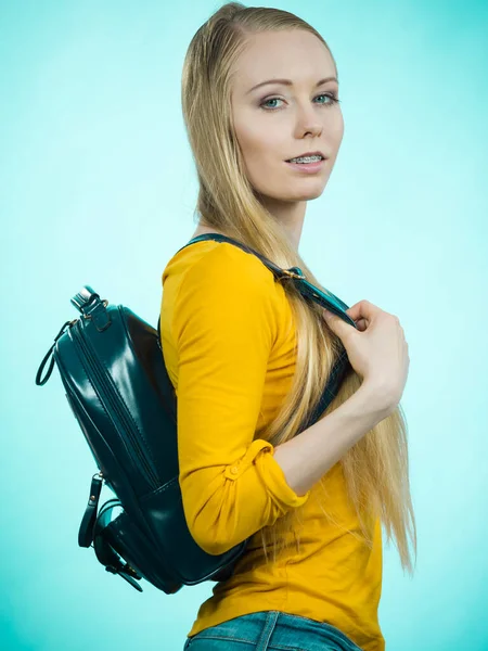 Ragazza Bionda Adolescente Che Scuola College Indossando Uno Zaino Elegante — Foto Stock