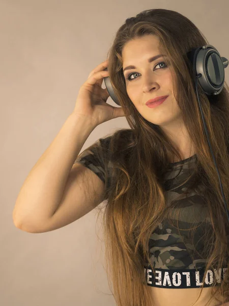 Jovencita Alegre Escuchando Música Través Auriculares Grandes Divirtiéndose — Foto de Stock