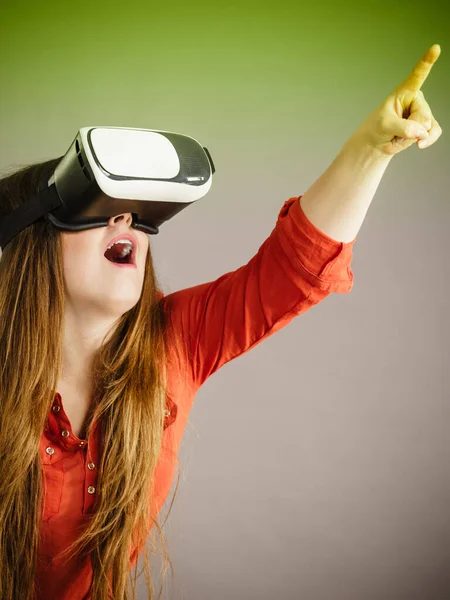 Mujer Emocional Joven Con Gafas Realidad Virtual Auriculares Caja Conexión — Foto de Stock