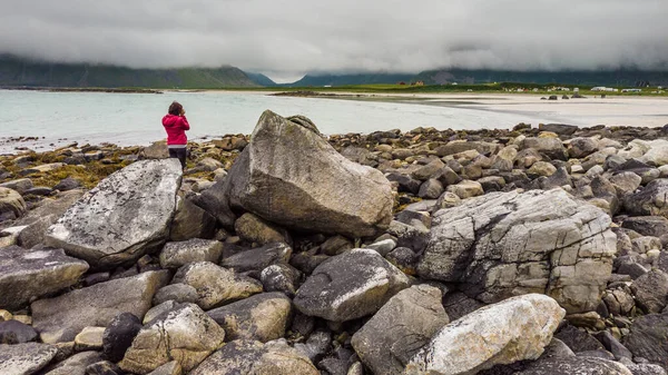 Turistka Skalnatém Pobřeží Fotografuje Kamerou Mořského Pobřeží Zamračeného Dne Skagsanden — Stock fotografie