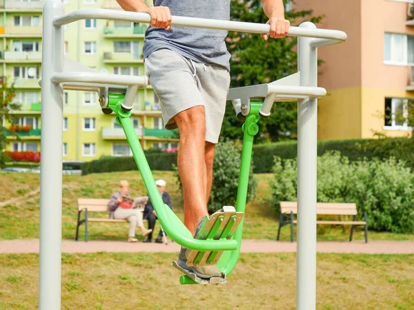 Joven Haciendo Ejercicio Gimnasio Aire Libre Deportivo Haciendo Ejercicios Piernas — Foto de Stock