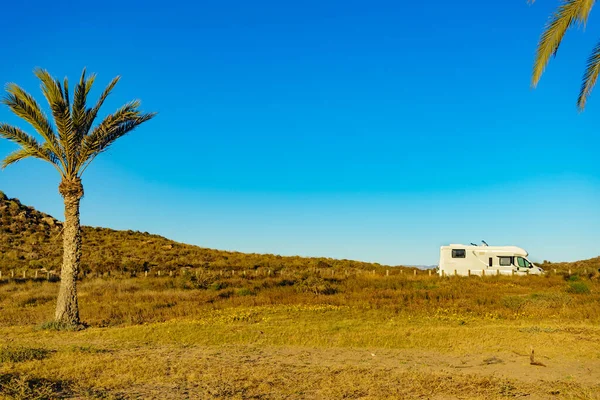 在西班牙的地中海海岸上 带着棕榈树的游乐车 在海滨露营 假日和大篷车旅行 — 图库照片