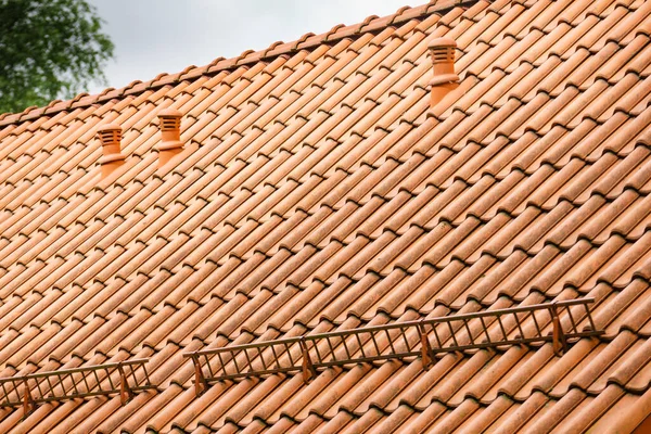 Röd Kakel Tak Med Snöskydd Säkerhetsbarriär Husets Detaljer — Stockfoto