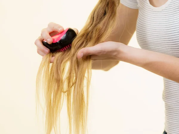 Uzun Örgülü Saçları Fırçası Olan Sarışın Kız Kız Saçını Tazelemeye — Stok fotoğraf