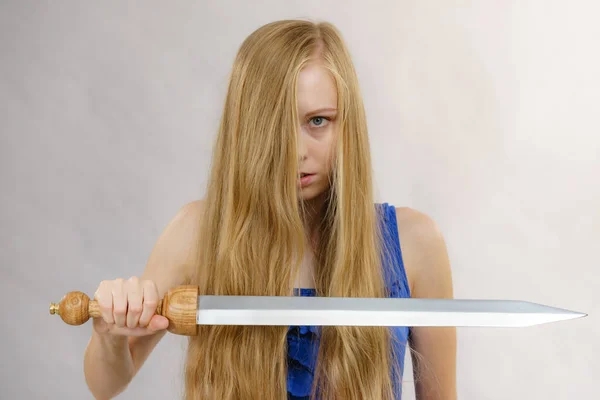 Frisyr Coiffure Hårvård Koncept Galen Tjej Med Långt Blont Hår — Stockfoto