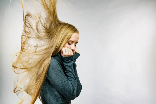 Chica Triste Con Pelo Largo Rubio Usando Ropa Jersey Caliente —  Fotos de Stock