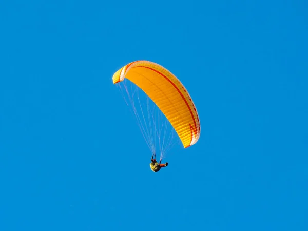 パラグライディング 極端なスポーツだ 青い空を飛ぶパラグライダーシルエット — ストック写真