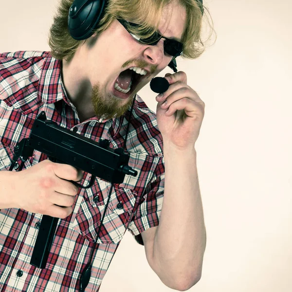 Нерд Гук Молодий Дорослий Чоловік Який Грає Відеоконсолі Тримає Пістолет — стокове фото