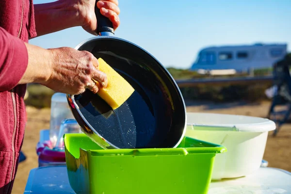 Reife Frau Spült Geschirr Schüssel Frischer Luft Geschirrspülen Freien Auf — Stockfoto