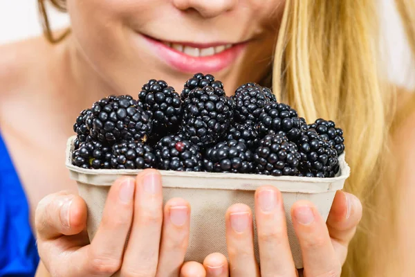 Chica Sosteniendo Frutas Frescas Mora Caja Papel Fruta Estacional Saludable — Foto de Stock