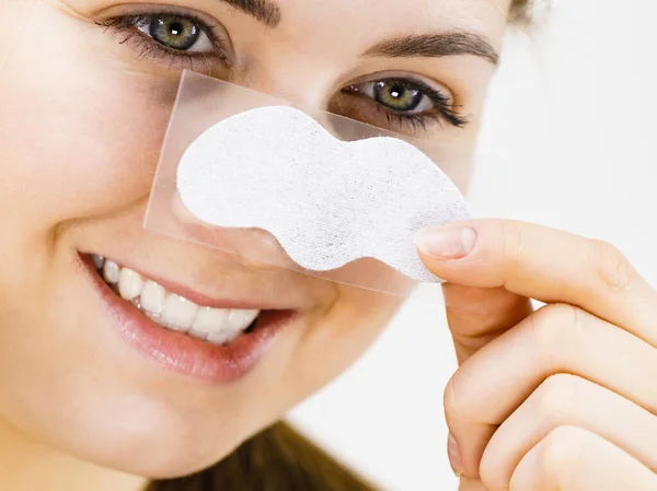 Kobieta Nakładająca Jasne Paski Nos Używająca Oczyszczającej Pory Maski Tekstylnej — Zdjęcie stockowe