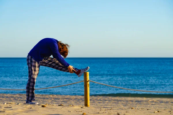 Frau Schlafanzug Morgens Strand Weibliche Stretching Sport Freien Aktives Wohnkonzept — Stockfoto