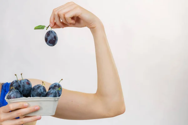 Menina Segurando Frutas Ameixa Azul Caixa Papel Frutas Sazonais Saudáveis — Fotografia de Stock