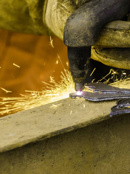 Człowiek Tworzący Sztukę Pomocą Noża Metalu Zbliżenie Koncepcji Obiektów Przemysłowych — Zdjęcie stockowe